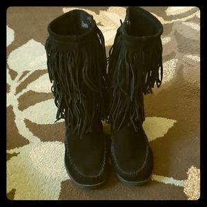 🔴SOLD🔴Minnetonka black wedge fringe boots